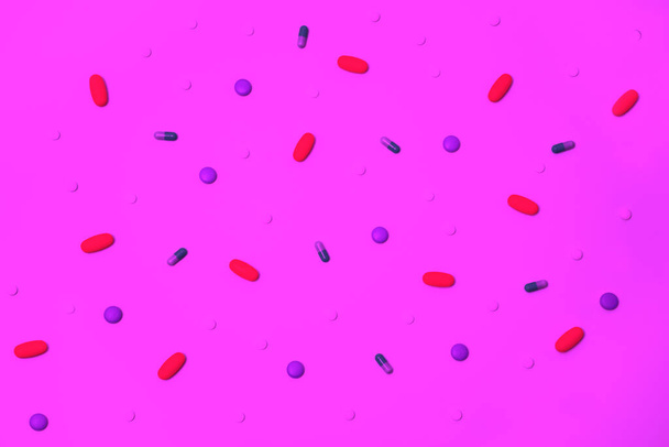 Różnorodność leków w kapsułkach i pigułki o różnych kolorach na białym tle - Zdjęcie, obraz