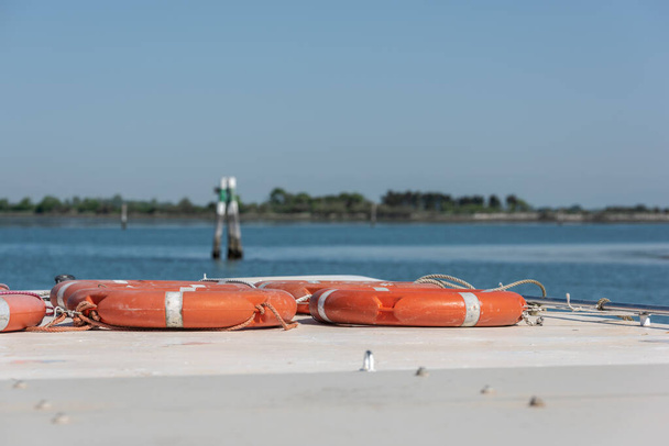 Tekne ve Lifebuoyların yakın çekim görüntüleri. - Fotoğraf, Görsel