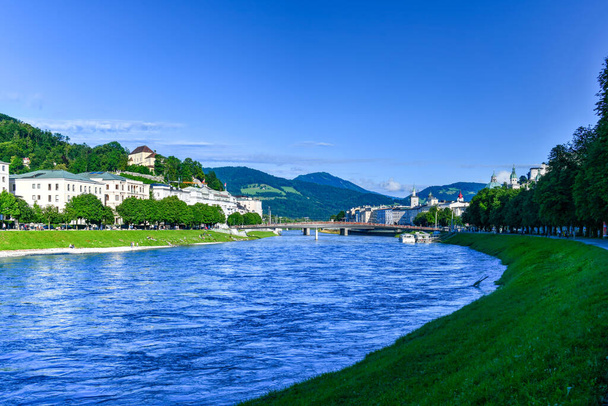 Belo dia de verão ao longo do rio Salzach em Salzburgo, Áustria. - Foto, Imagem