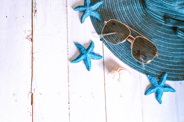 Tema de vacaciones en la playa fondo con estrellas de mar azules - Foto, Imagen