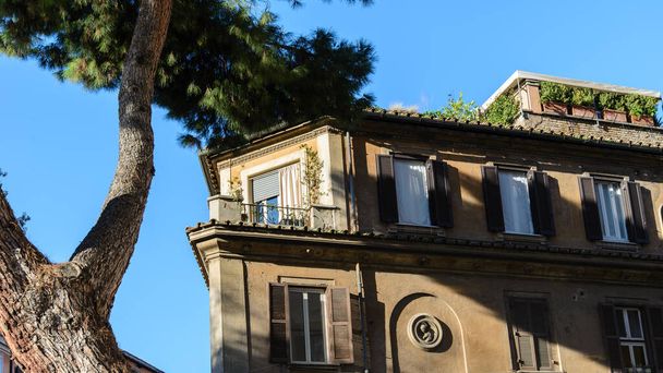old house in the park in Rome - Zdjęcie, obraz
