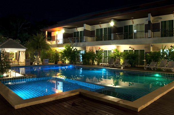 Курорт з басейном вночі
 - Фото, зображення