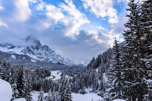 Scenic winter uitzicht op Sappada dorp in de bergen, Italië - Foto, afbeelding