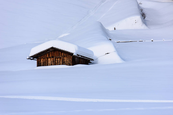 luonnonkaunis kuva kauniista talvimaisemasta Caseren ympärillä Valle Aurinassa, Tirolissa, Italiassa - Valokuva, kuva