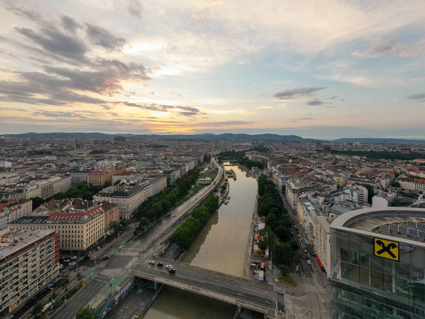 Wiedeń, Austria - 18 lipca 2021: Widok na Kanał Dunajski i wiedeńską panoramę Wiednia, Austria - Zdjęcie, obraz
