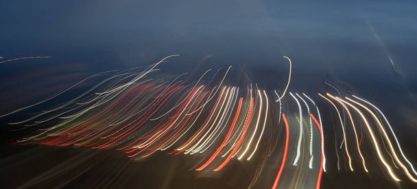 Fluxos de luz de veículos em movimento à noite em imagem abstrata ou de fundo - Foto, Imagem