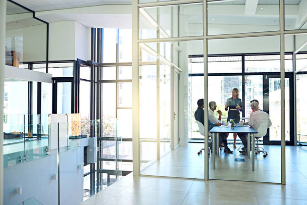 Les penseurs de l'entreprise en action. Prise de vue d'un collègue lors d'une réunion dans un bureau moderne. - Photo, image
