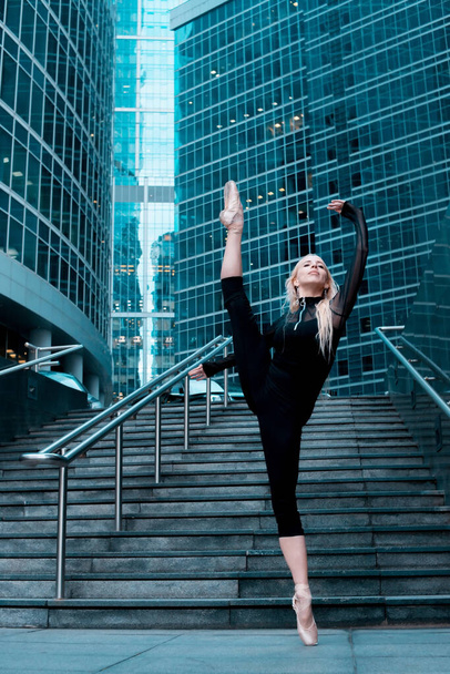Bailarina bailando en la calle de la ciudad. Bailarina de ballet. Escisiones - Foto, Imagen
