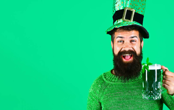 Празднование Дня Патрика. Бородач в шляпе лепрекона с зеленым пивом. Ирландские традиции. - Фото, изображение
