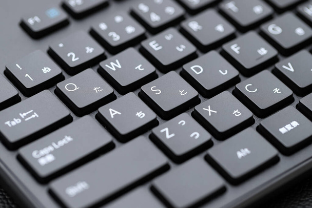 Zavřít klávesnici počítače. Abecední a japonská klávesnice pro psaní hiragany. - Fotografie, Obrázek