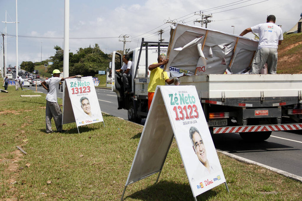 Salvador, bahia, brazil - 3 Σεπτεμβρίου 2014: Επιχείρηση κατάσχει προεκλογικές πινακίδες υποψηφίων στο εργοτάξιο μιας λεωφόρου στην πόλη του Σαλβαδόρ - Φωτογραφία, εικόνα