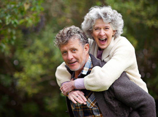 Des moments d'or ensemble. Tourné d'un couple de personnes âgées aimant être ludique à l'extérieur. - Photo, image