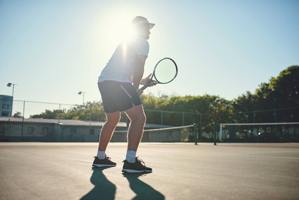 Légy igazságos és játssz keményen. Egy sportos fiatalemberről, aki teniszezik a teniszpályán.. - Fotó, kép