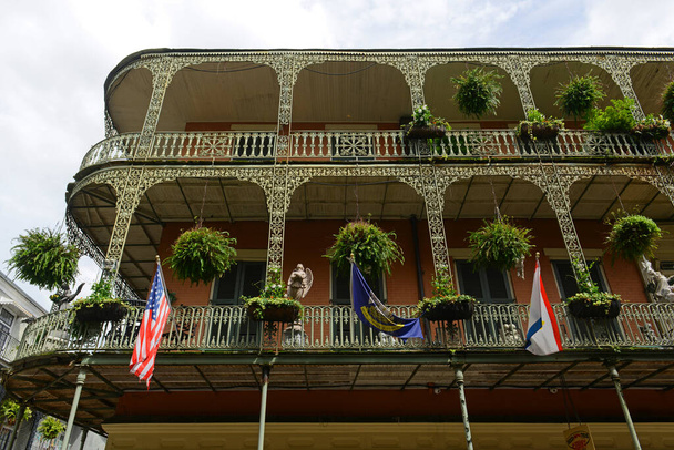 New Orleans styl ironwork balkon na historické budově na 938 Royal Street na St Philip Street ve francouzské čtvrti v New Orleans, Louisiana LA, USA. - Fotografie, Obrázek