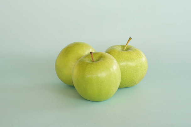Mavi arkaplana karşı yeşil elmayı kapat - Fotoğraf, Görsel