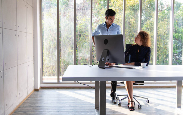 Gente de negocios reunida y compartiendo la nueva idea en la oficina moderna - Foto, imagen