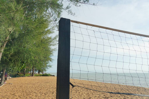 Nahaufnahme von Beachvolleyballnetz vor blauem Himmel - Foto, Bild