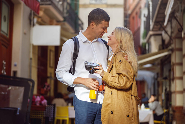 Mężczyzna i kobieta stojący na ulicy i patrzący na siebie - Zdjęcie, obraz