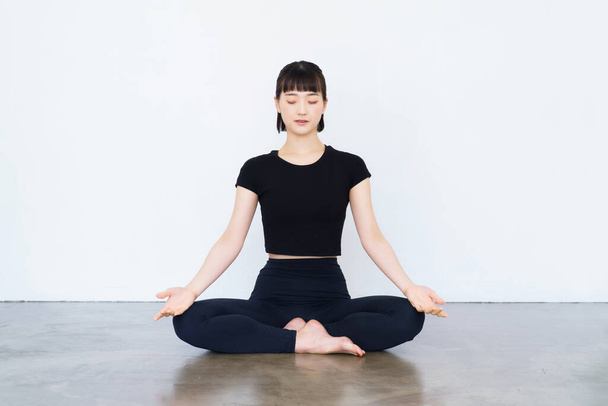 aziatische jong vrouw doen mantra meditatie in yoga pose - Foto, afbeelding