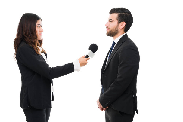 Yorumunuz var mı? Profesyonel kadın muhabir haberlerde mikrofonlu bir iş adamıyla röportaj yapıyor. - Fotoğraf, Görsel