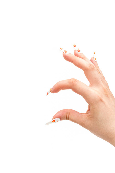 Giovane mano donna con manicure fai da te su sfondo bianco - Foto, immagini