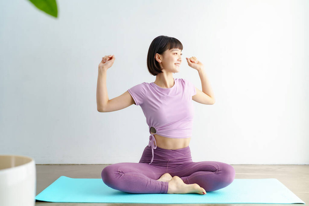 Femme asiatique prenant une profonde respiration entre le yoga - Photo, image