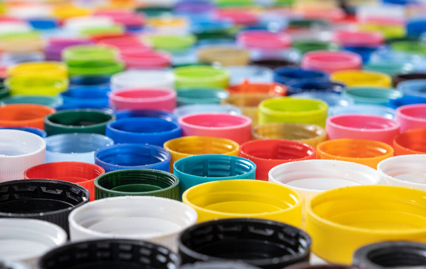 Újrahasznosított többszínű műanyag palack kupakok - Fotó, kép