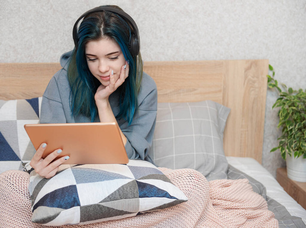 Joven adolescente con cabello azul, tableta y auriculares - Foto, Imagen