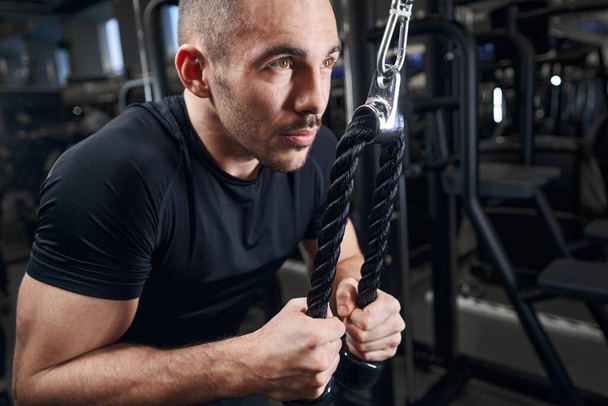 Detailní záběr pohledný muž trénink svalů - Fotografie, Obrázek