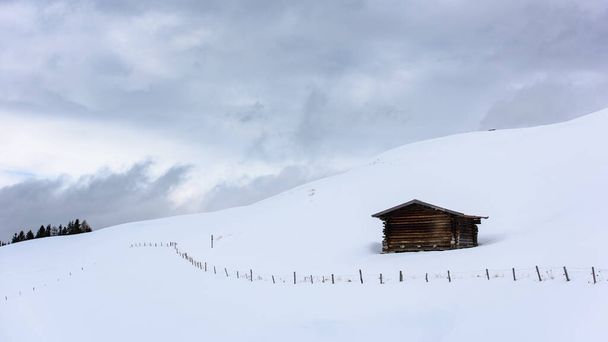 malownicze ujęcie pięknej pokrytej śniegiem Alpe di Siusi, Seiser Alm, Dolomity, Włochy - Zdjęcie, obraz