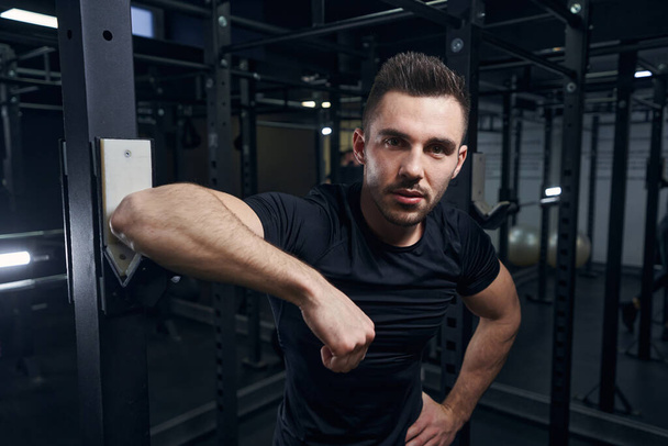 Strong athletic man looking straight at camera - Fotografie, Obrázek