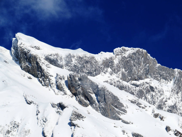 Pokryte śniegiem wysokie alpejskie pastwiska i skaliste szczyty masywu Alpstein w stroju zimowym (masyw Appenzell Alps), Unterwasser - Canton of St. Gallen, Szwajcaria (Schweiz) - Zdjęcie, obraz