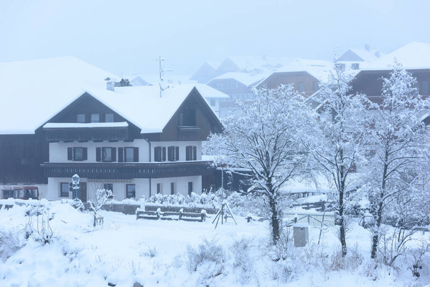 зимний пейзаж коттеджей в деревне, Италия - Фото, изображение