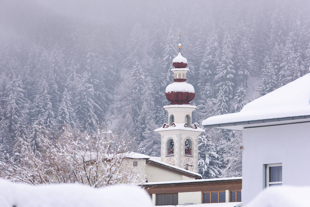 зимний пейзаж церкви, Италия - Фото, изображение