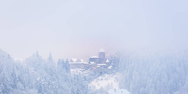 зимний пейзаж Villa Ottone and Tures Castle, Italy - Фото, изображение