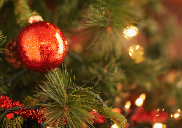 Weihnachten ist Liebe... mit allem Drum und Dran. Nahaufnahme von Weihnachtsschmuck am Baum. - Foto, Bild