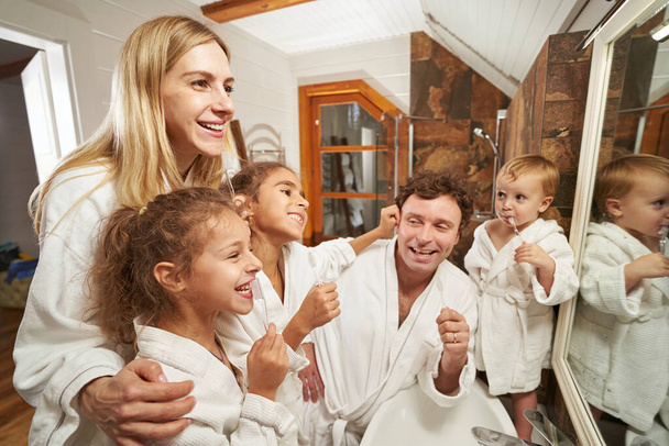 Портрет веселого батька, мама і діти розважаються вдома
 - Фото, зображення