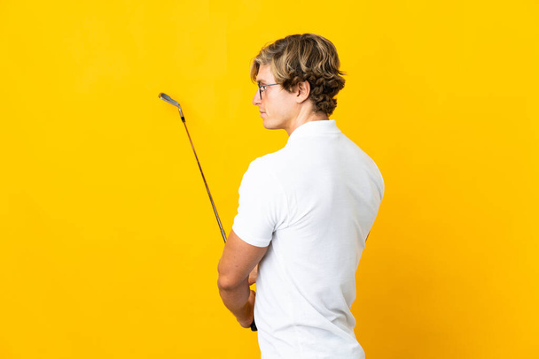 Английский человек на изолированном белом фоне играет в гольф - Фото, изображение