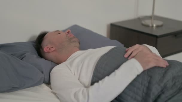 Μεσήλικας άνθρωπος αισθάνεται άβολα ενώ κοιμάται στο κρεβάτι - Πλάνα, βίντεο