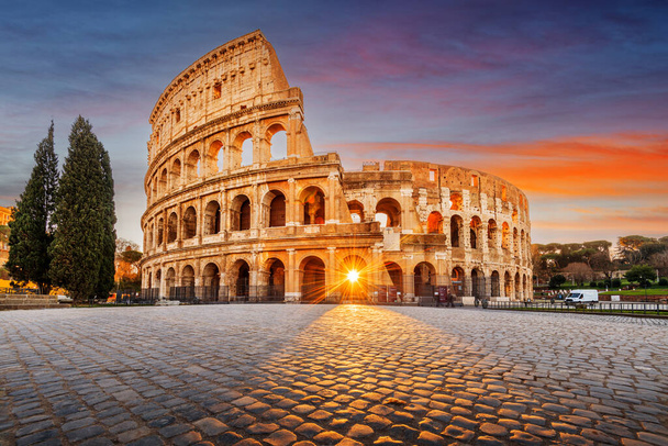 Ρώμη, Ιταλία στο Αμφιθέατρο Colosseum με την ανατολή του ηλίου μέσα από την είσοδο.  - Φωτογραφία, εικόνα