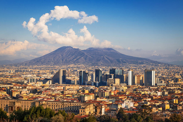 Неаполь, Італія з фінансовим районом під керівництвом Mt. Везувій після обіду.. - Фото, зображення