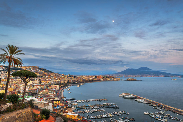 Неаполь, Италия Воздушный горизонт на заливе с горой. Везусвий на рассвете. - Фото, изображение