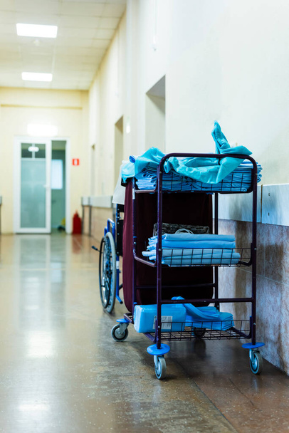 Le barelle, le sedie a rotelle, le attrezzature mediche per la trasfusione di sangue, la donazione e le gocce. L'ospedale militare. - Foto, immagini