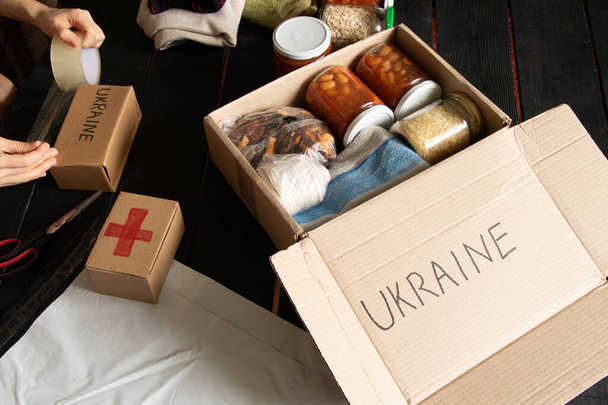Humanitárius élelem gyűjtése a háború alatt Oroszország által elszenvedett emberek megsegítésére, az ukrajnai háború megállítása, humanitárius segítségnyújtás 2022 - Fotó, kép