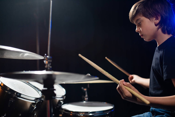 Un chico toca la batería en un estudio de grabación - Foto, imagen