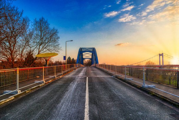 Historický most přes přístav v Duisburgu Ruhrort - Fotografie, Obrázek