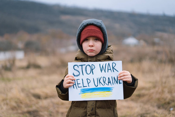 Guerra della Russia contro l'Ucraina. Piangere ragazzo chiede di fermare la guerra in Ucraina. - Foto, immagini