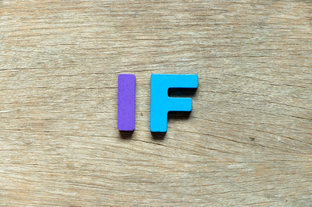 Color letra del alfabeto en la palabra si en el fondo de madera - Foto, Imagen