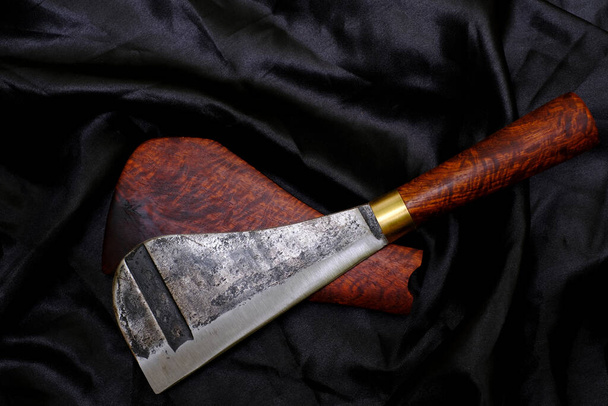 Cleaver Nůž vlastní v přírodní růžové dřevo pouzdro na černém pozadí ručně vyrobené z Thajska - Fotografie, Obrázek