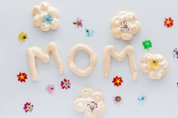 Pohled shora dolů na slovo máma vyrobená z domácích meringues pro Den matek. - Fotografie, Obrázek